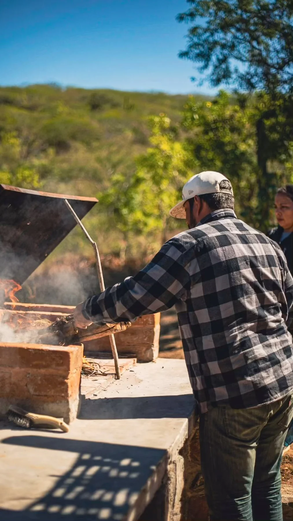 Preparación de asado a la leña