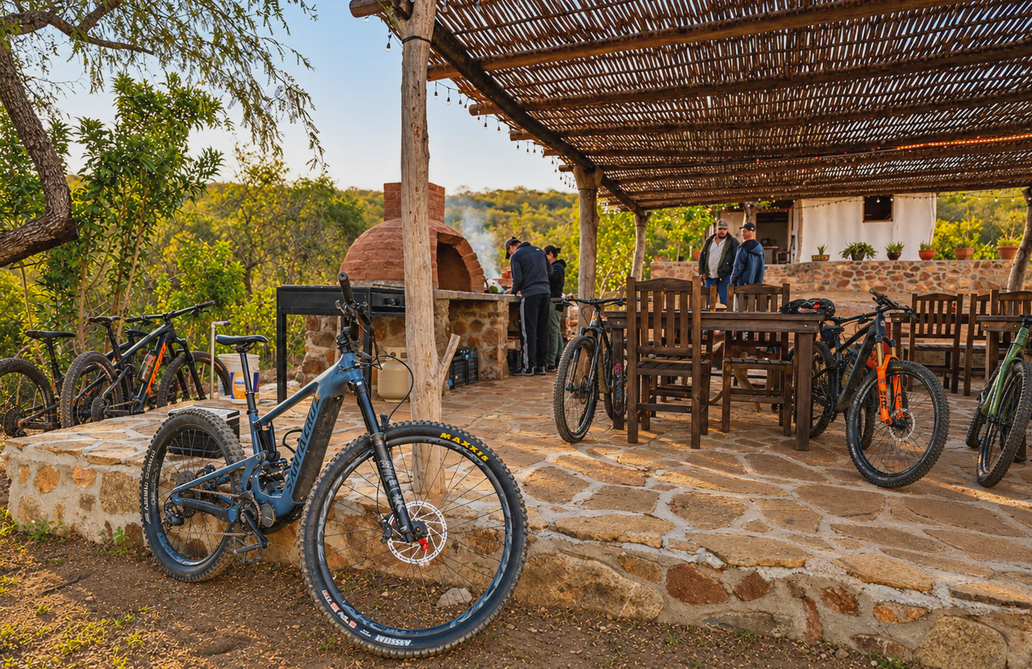 Bicicletas en un rancho tradicional