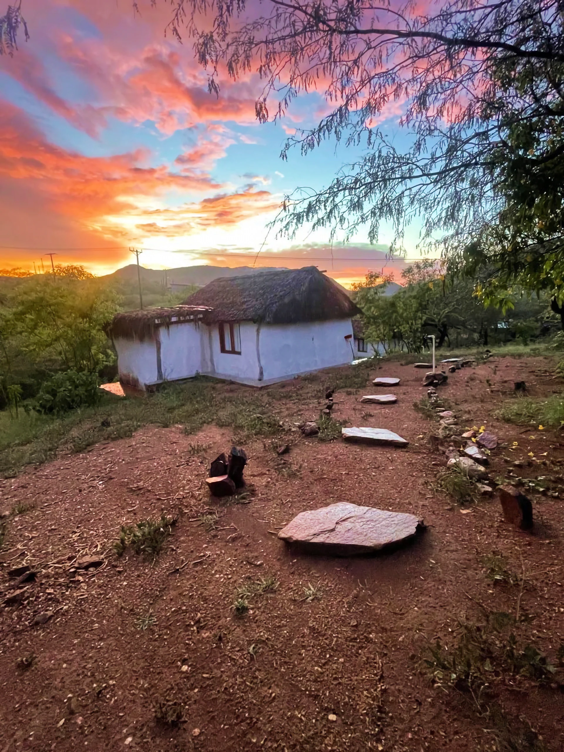 Atardecer sobre una cabaña de la finca