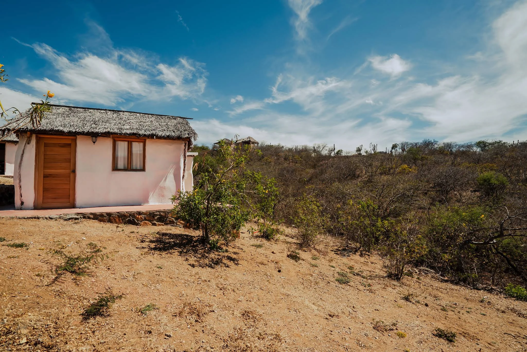 Cabaña rústica frente a la sierra