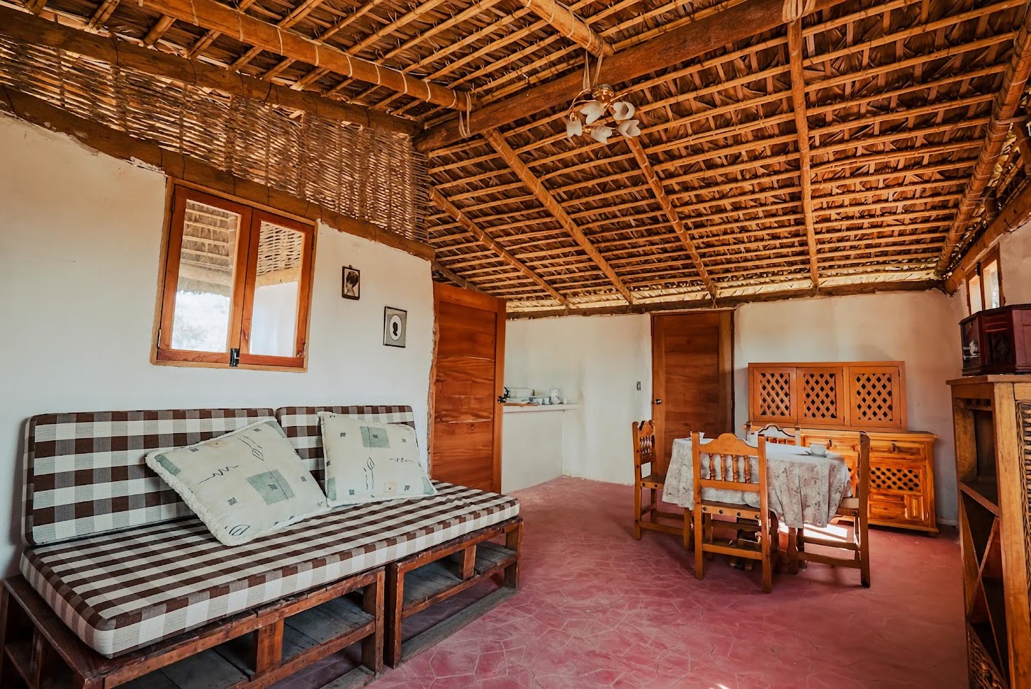 Interior rústico de una cabaña
